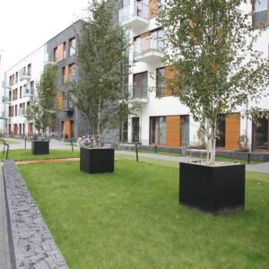 FAQ 2 Pflanzkübel aus Polymerobeton Adamo in Schwarz – hochwertig und wetterfest. Die eleganten Blumenkübel überzeugen mit moderner Betonoptik, hoher Stabilität und Frostsicherheit. Ideal für Garten, Terrasse und moderne Außenanlagen.