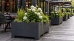 Pflanztrog 200 cm aus Aluminium für Terrasse, Restaurant und Garten. Modern, stabil, wetterfest und ideal als dekorativer Sichtschutz oder stilvolle Begrünung im Außenbereich.