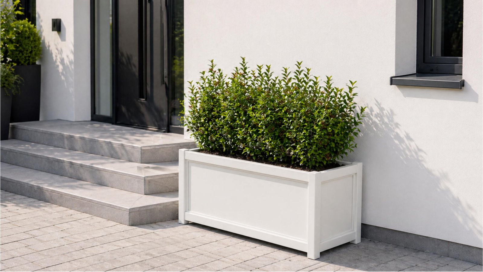 Entdecken Sie exklusive Pflanzkübel Outdoor in edlem Weiß. Der hochwertige, wetterfeste Blumenkübel setzt moderne Akzente auf Ihrer Terrasse, am Eingang oder im Garten. Stilvoll, langlebig und frostbeständig – perfekt für anspruchsvolle Außenbereiche.